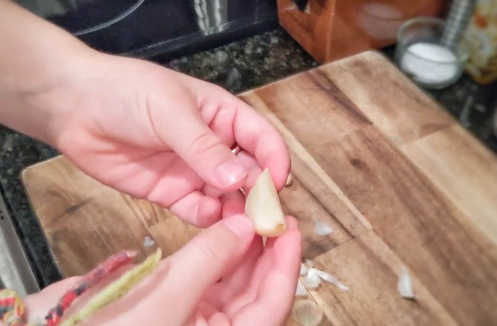 peel garlic using microwave